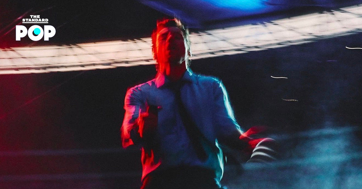 Harry Styles กำลังแสดงคอนเสิร์ตบนเวที