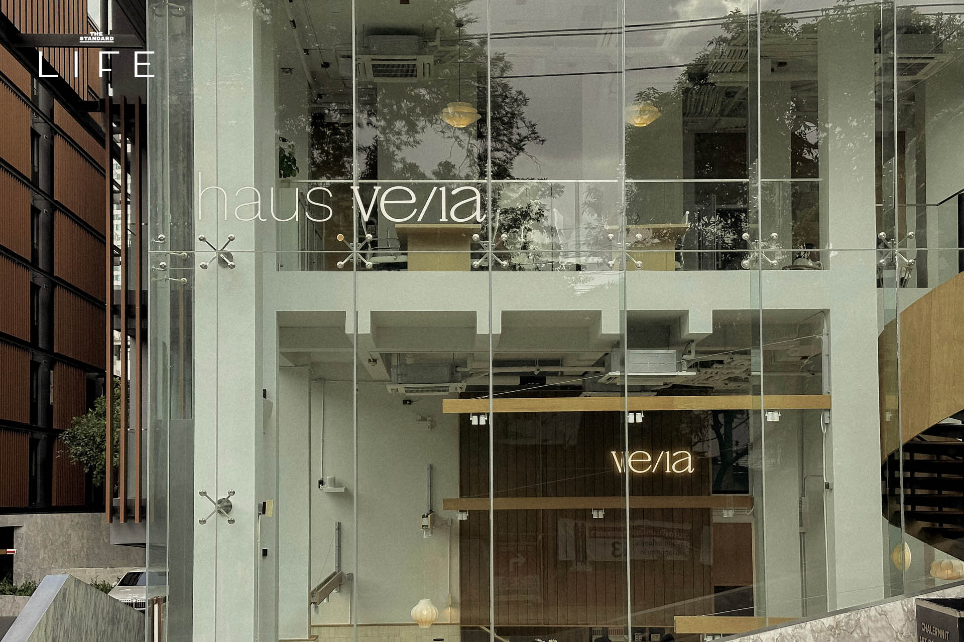 ภาพบรรยากาศภายใน haus VE/LA แฟล็กชิปสโตร์ที่มีหน้าต่างกระจกบานใหญ่รับแสงธรรมชาติ 4