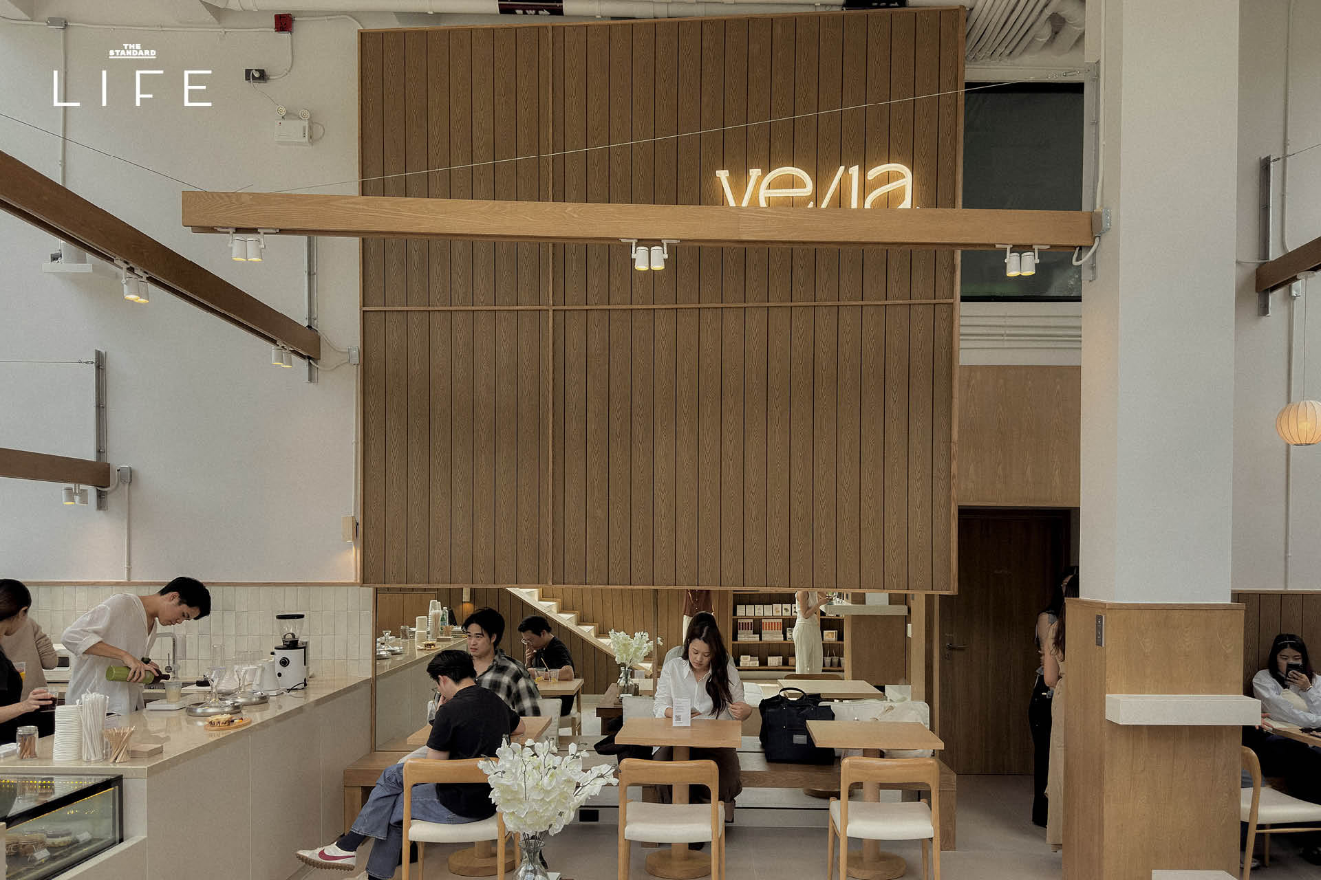 ภาพบรรยากาศภายใน haus VE/LA แฟล็กชิปสโตร์ที่มีหน้าต่างกระจกบานใหญ่รับแสงธรรมชาติ 6