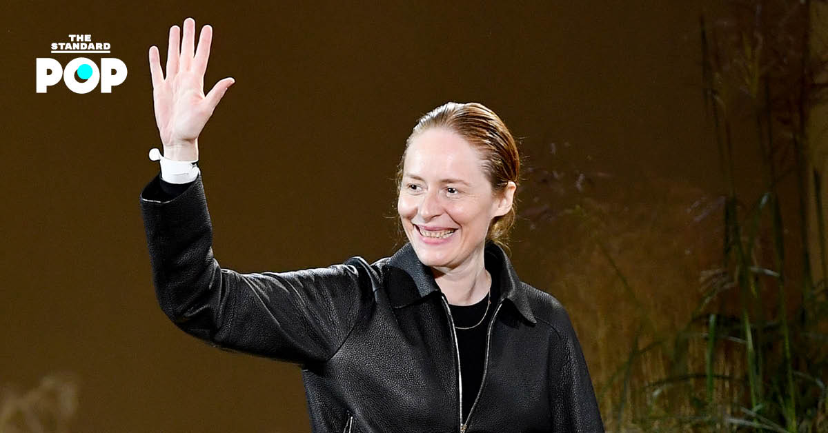 Nadège Vanhee-Cybulski ครีเอทีฟไดเรกเตอร์ของ Hermès ขณะเดินบนรันเวย์