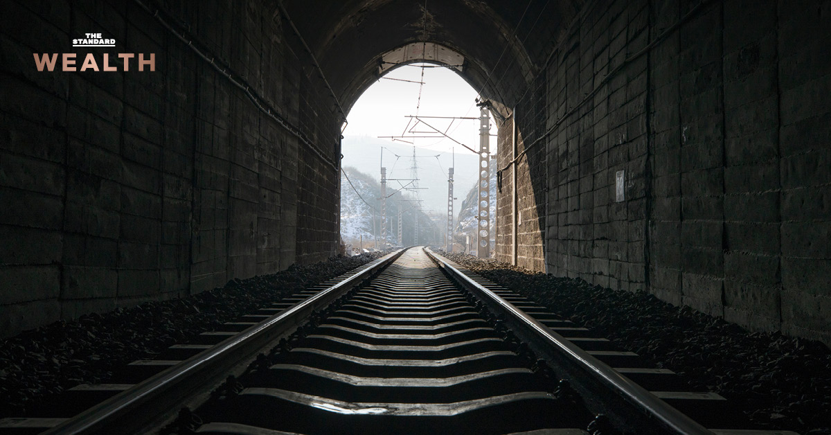 ภาพรถไฟความเร็วสูงกำลังออกจากอุโมงค์