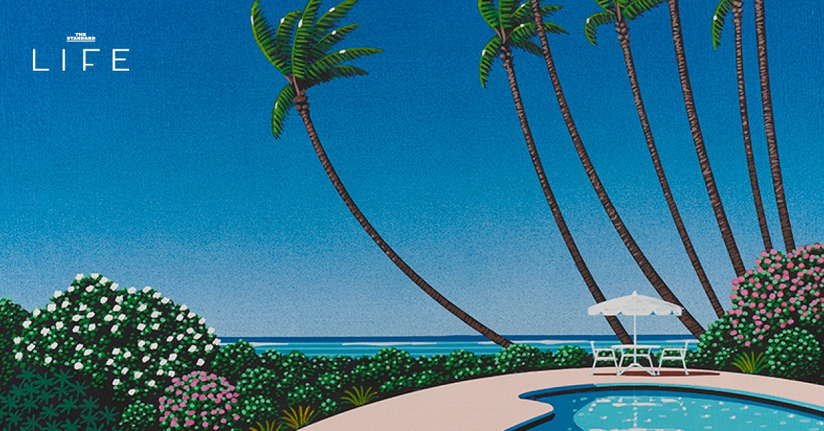 ภาพวาดสไตล์ City Pop ของ Hiroshi Nagai ที่มีท้องฟ้าสีฟ้าเข้ม สระว่ายน้ำ และต้นปาล์ม