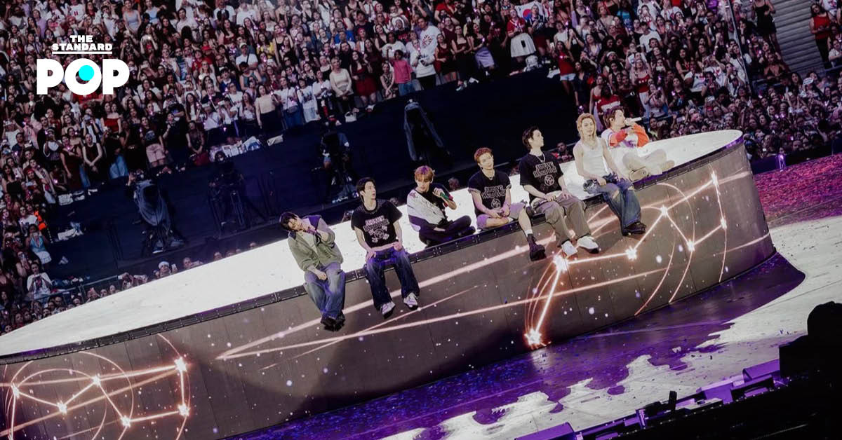 ภาพสมาชิกวง BTS กำลังแสดงคอนเสิร์ต