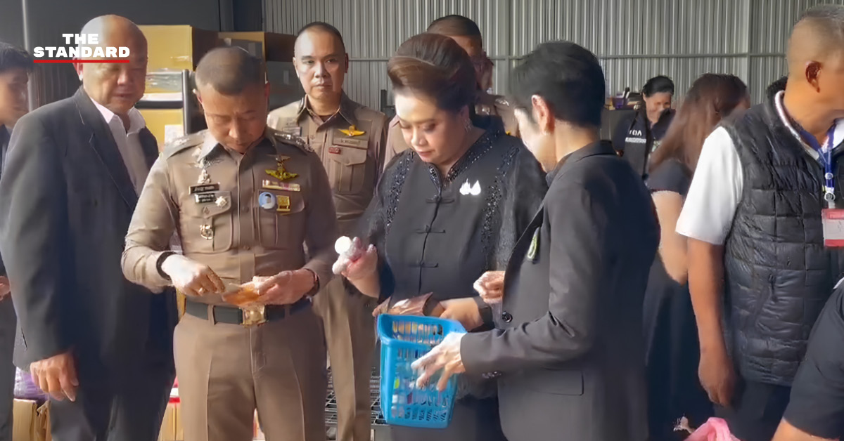 เจ้าหน้าที่ตำรวจและ อย. แถลงข่าวพร้อมของกลางยาลดความอ้วนเถื่อนที่ตรวจยึดได้