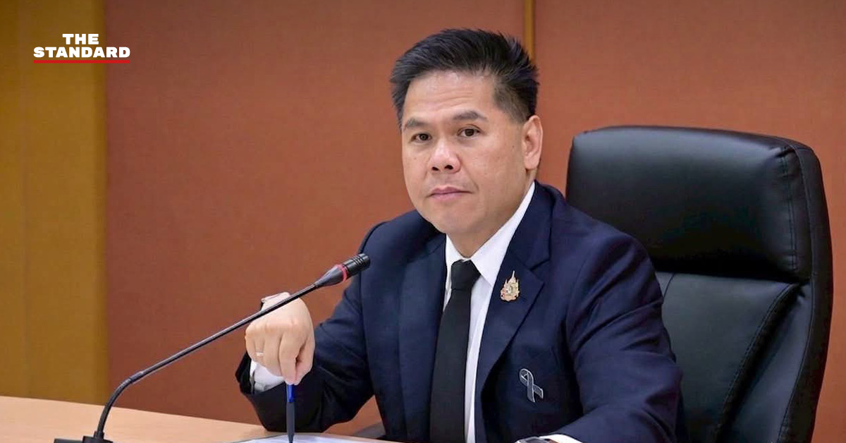 วราวุธ ศิลปอาชา รัฐมนตรีว่าการกระทรวงอุตสาหกรรม กำลังแถลงข่าว
