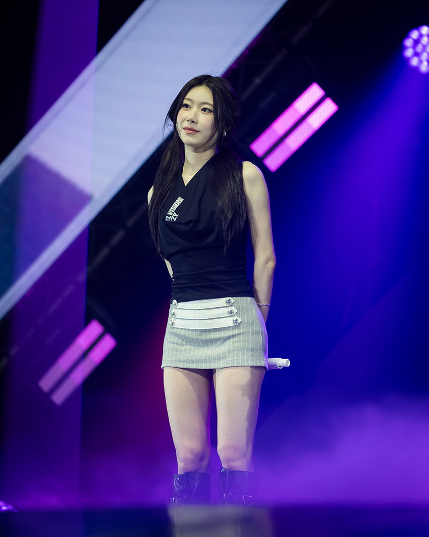 ภาพวง ITZY กำลังแสดงบนเวทีคอนเสิร์ต <TUNNEL VISION> in BANGKOK 1