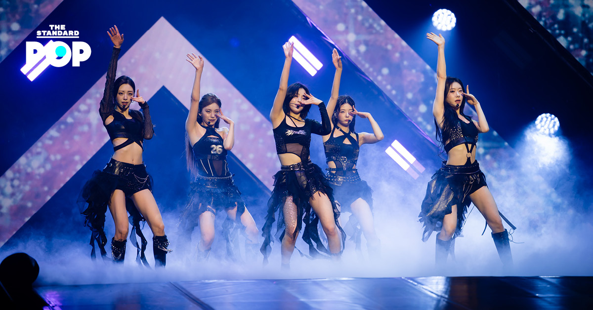 ภาพวง ITZY กำลังแสดงบนเวทีคอนเสิร์ต in BANGKOK