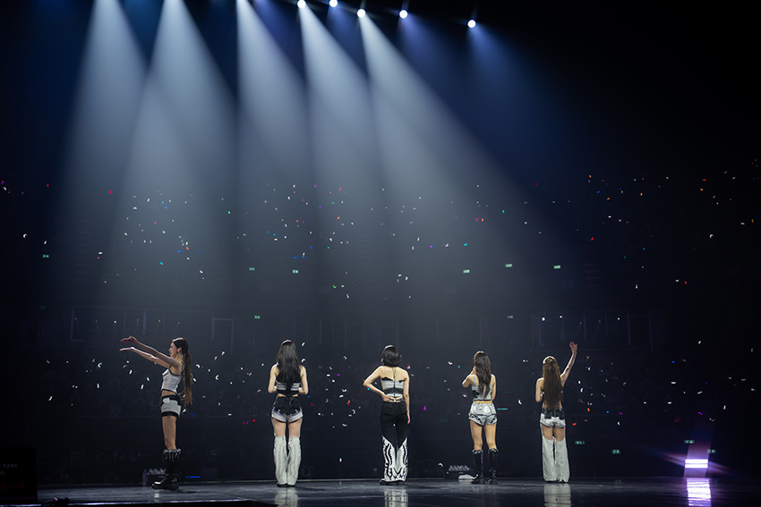 ภาพวง ITZY กำลังแสดงบนเวทีคอนเสิร์ต <TUNNEL VISION> in BANGKOK 10