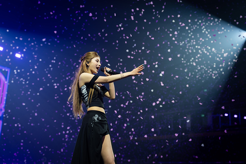 ภาพวง ITZY กำลังแสดงบนเวทีคอนเสิร์ต <TUNNEL VISION> in BANGKOK 2