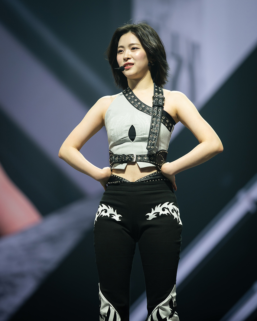 ภาพวง ITZY กำลังแสดงบนเวทีคอนเสิร์ต <TUNNEL VISION> in BANGKOK 3