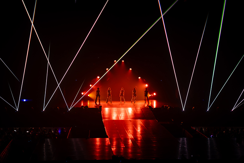 ภาพวง ITZY กำลังแสดงบนเวทีคอนเสิร์ต <TUNNEL VISION> in BANGKOK 4