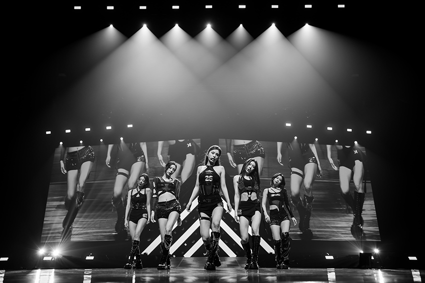 ภาพวง ITZY กำลังแสดงบนเวทีคอนเสิร์ต <TUNNEL VISION> in BANGKOK 5