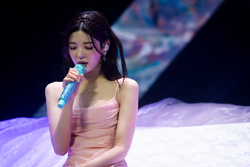 ภาพวง ITZY กำลังแสดงบนเวทีคอนเสิร์ต <TUNNEL VISION> in BANGKOK 6