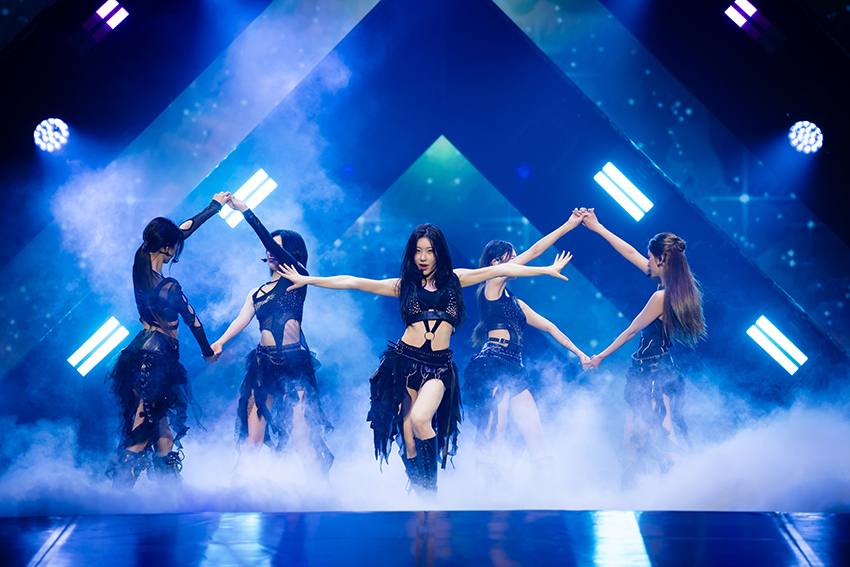 ภาพวง ITZY กำลังแสดงบนเวทีคอนเสิร์ต <TUNNEL VISION> in BANGKOK 7