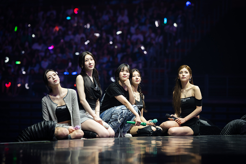 ภาพวง ITZY กำลังแสดงบนเวทีคอนเสิร์ต <TUNNEL VISION> in BANGKOK 9