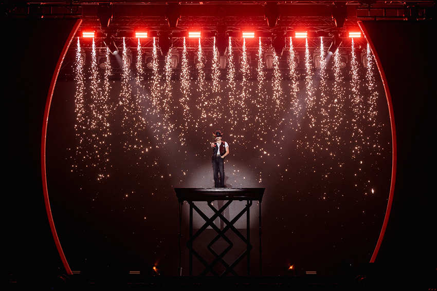 JAEHYUN กำลังแสดงบนเวทีในงานแฟนคอนเดี่ยวครั้งแรกที่ประเทศไทย 2