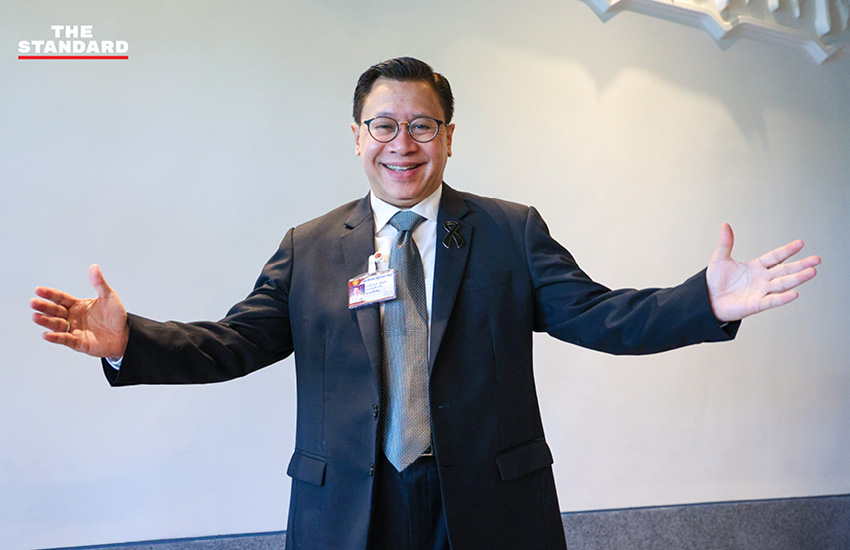 จักรภพ เพ็ญแข ขณะรายงานตัวรับตำแหน่งสมาชิกสภาผู้แทนราษฎร 1