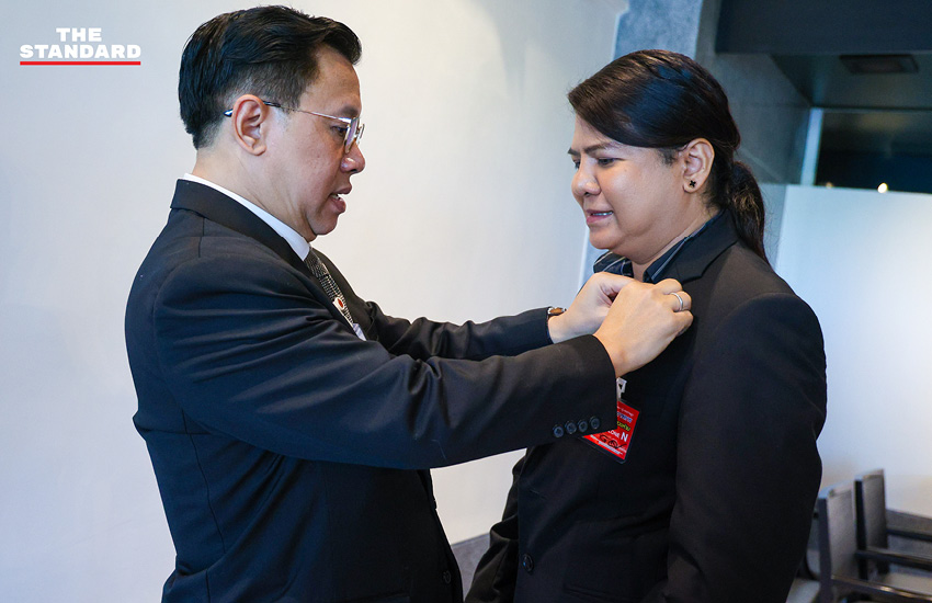 จักรภพ เพ็ญแข ขณะรายงานตัวรับตำแหน่งสมาชิกสภาผู้แทนราษฎร 2