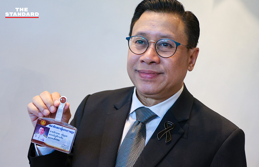 จักรภพ เพ็ญแข ขณะรายงานตัวรับตำแหน่งสมาชิกสภาผู้แทนราษฎร 5