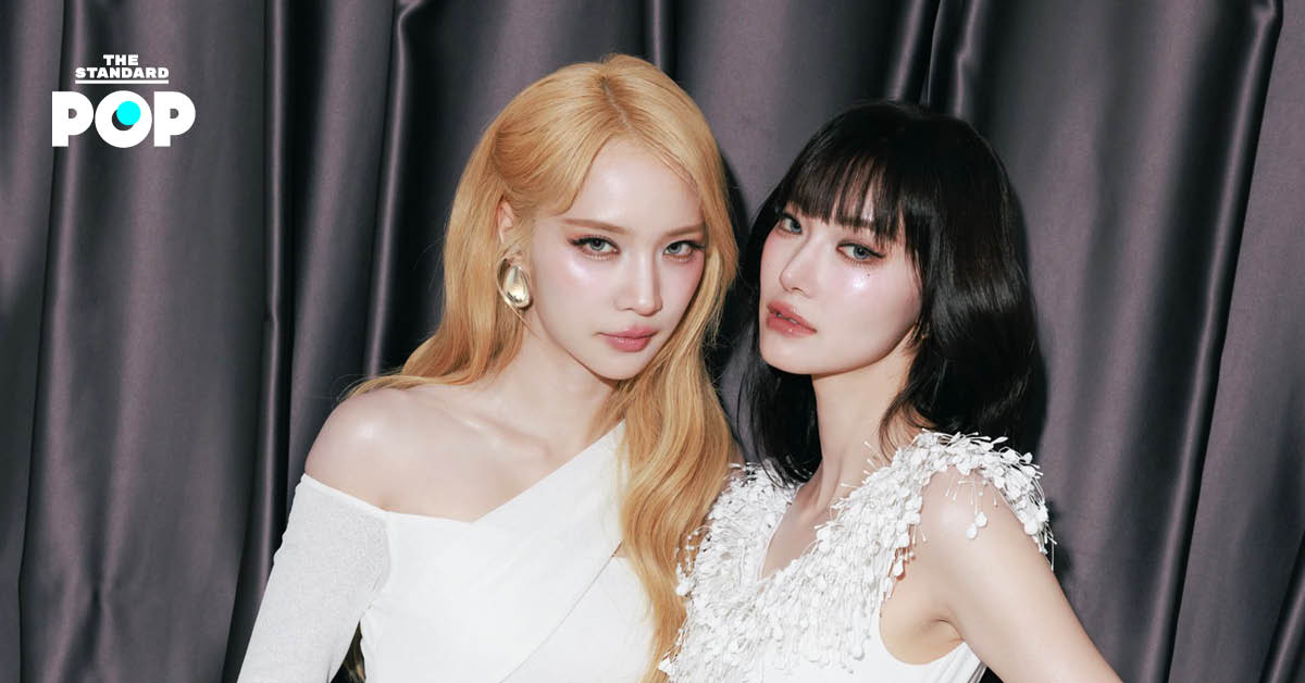 แจน พลอยชมพู และ จิงจิง ยู สองนักแสดงนำจากซีรีส์ ลัลล์ไม่ชอบไวน์ ในภาพโปรโมตตอนพิเศษ ‘Married to My Enemy’