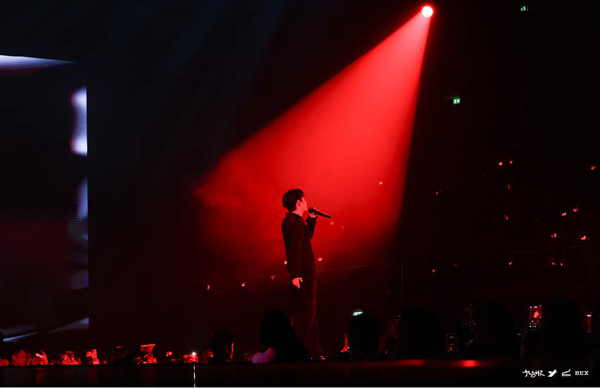 JAY B กำลังแสดงบนเวทีคอนเสิร์ตท่ามกลางแสงสีเสียง 1