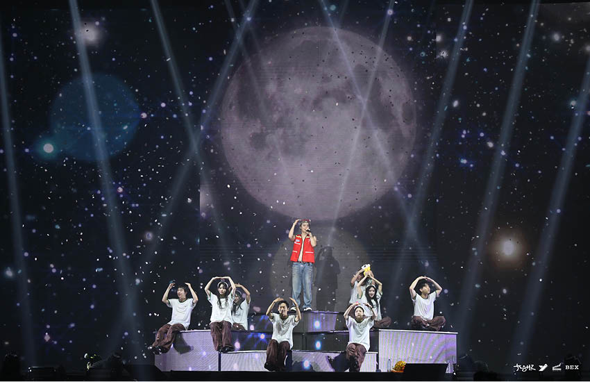 JAY B กำลังแสดงบนเวทีคอนเสิร์ตท่ามกลางแสงสีเสียง 10