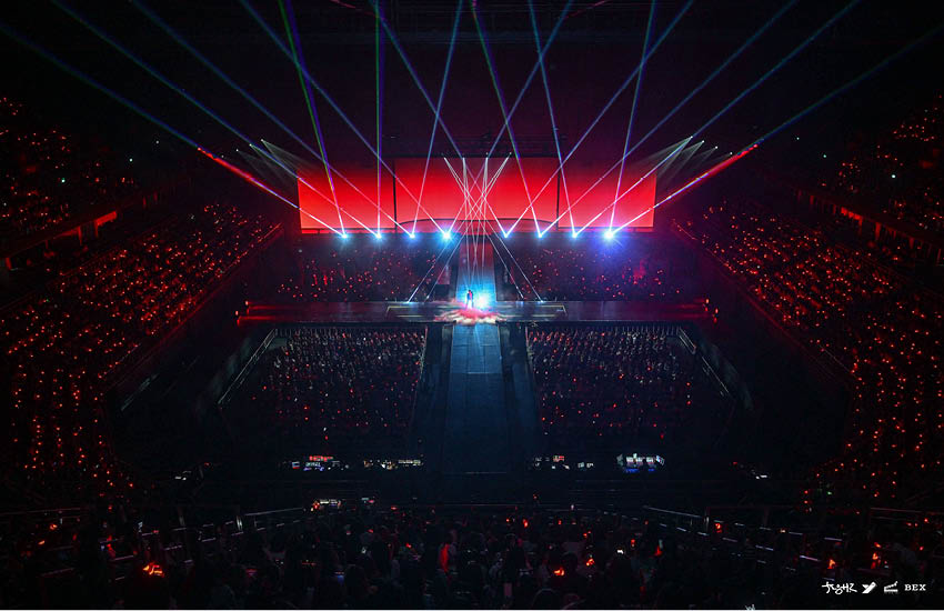 JAY B กำลังแสดงบนเวทีคอนเสิร์ตท่ามกลางแสงสีเสียง 3