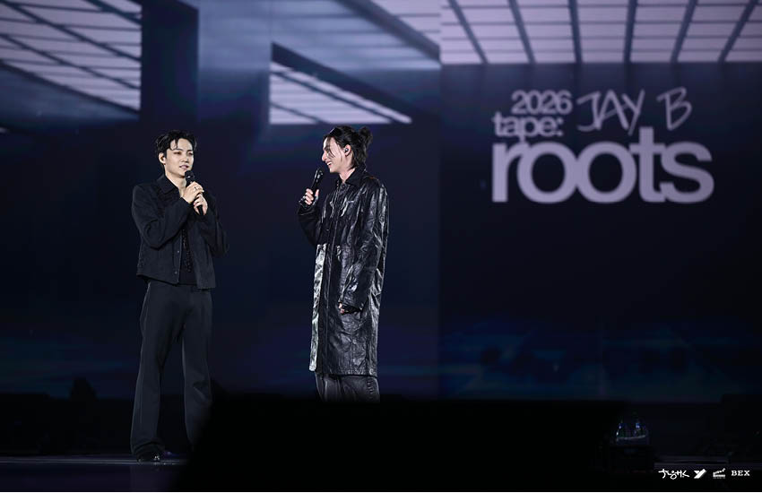 JAY B กำลังแสดงบนเวทีคอนเสิร์ตท่ามกลางแสงสีเสียง 4