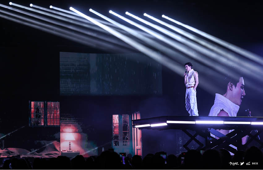JAY B กำลังแสดงบนเวทีคอนเสิร์ตท่ามกลางแสงสีเสียง 5