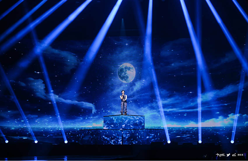 JAY B กำลังแสดงบนเวทีคอนเสิร์ตท่ามกลางแสงสีเสียง 6