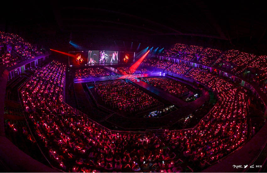 JAY B กำลังแสดงบนเวทีคอนเสิร์ตท่ามกลางแสงสีเสียง 7