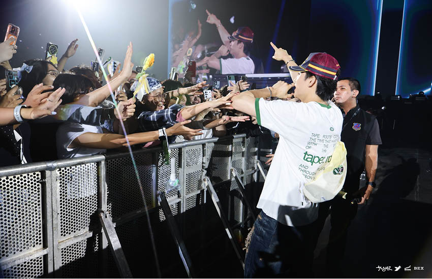 JAY B กำลังแสดงบนเวทีคอนเสิร์ตท่ามกลางแสงสีเสียง 8