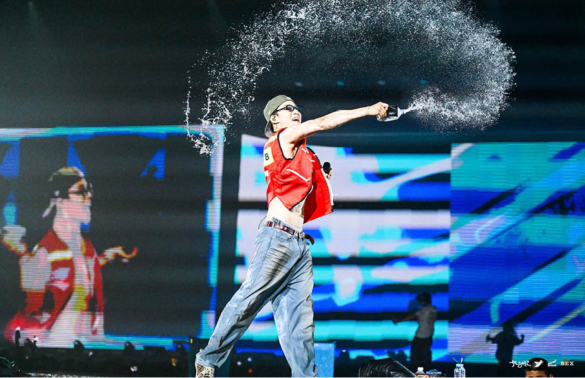 JAY B กำลังแสดงบนเวทีคอนเสิร์ตท่ามกลางแสงสีเสียง 9
