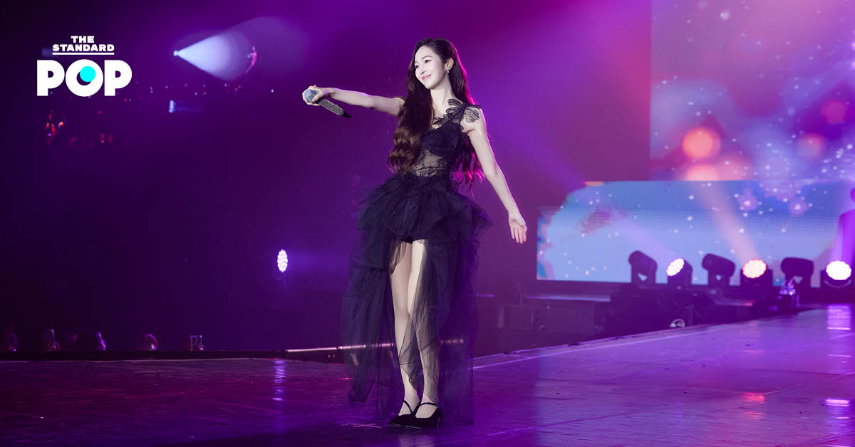 ภาพ JESSICA กำลังแสดงบนเวทีคอนเสิร์ต ‘Reflections’ ในกรุงเทพฯ