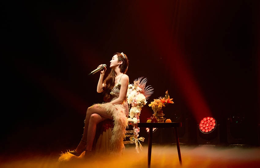 ภาพ JESSICA กำลังแสดงบนเวทีคอนเสิร์ต ‘Reflections’ ในกรุงเทพฯ 2