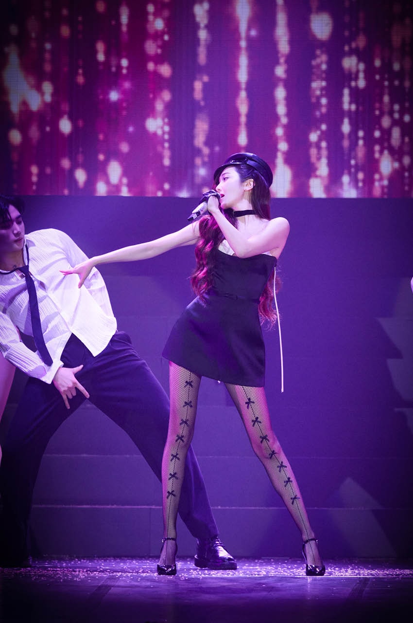 ภาพ JESSICA กำลังแสดงบนเวทีคอนเสิร์ต ‘Reflections’ ในกรุงเทพฯ 3