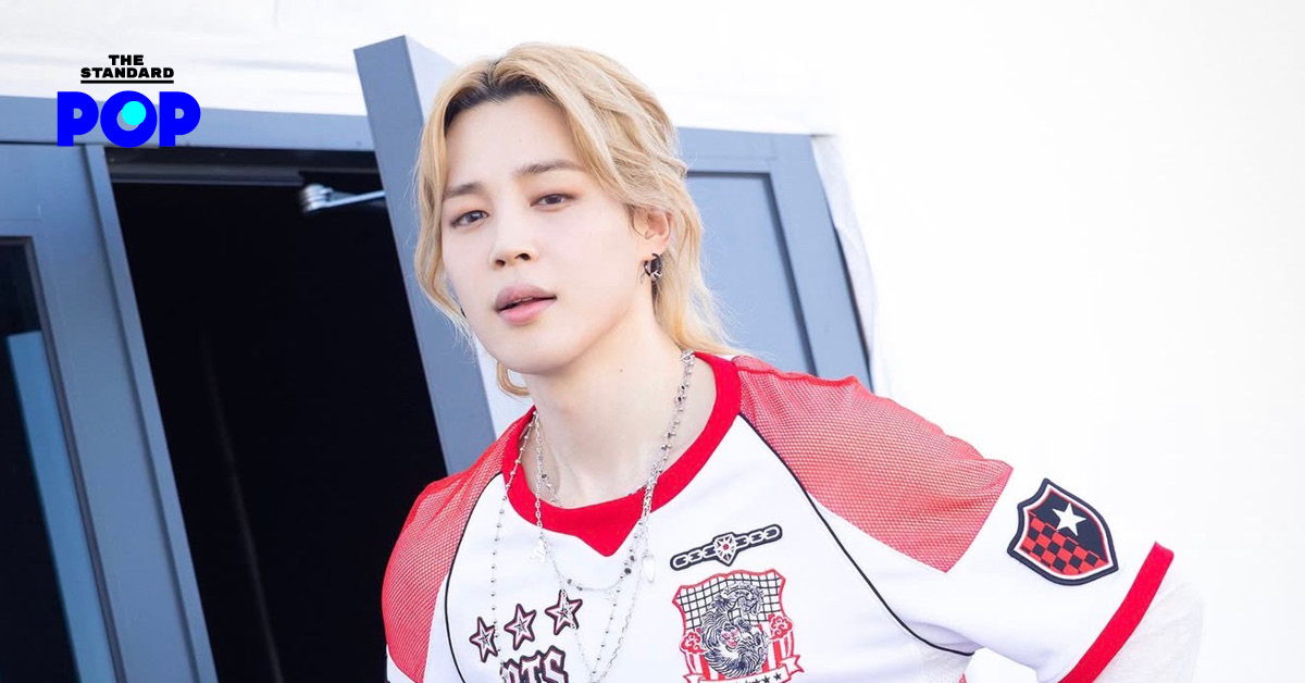 Jimin วง BTS กำลังแสดงบนเวทีในชุดที่ถูกประมูล