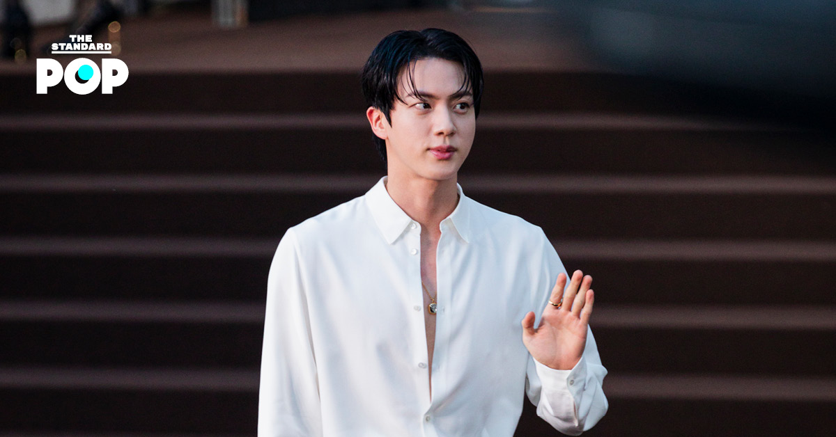 Jin วง BTS ในชุดสูทสีดำ