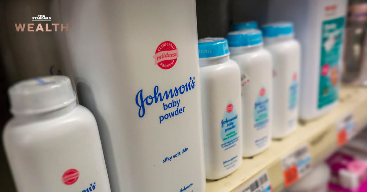 ภาพผลิตภัณฑ์แป้งเด็ก Johnson & Johnson พร้อมข้อความสรุปข่าว