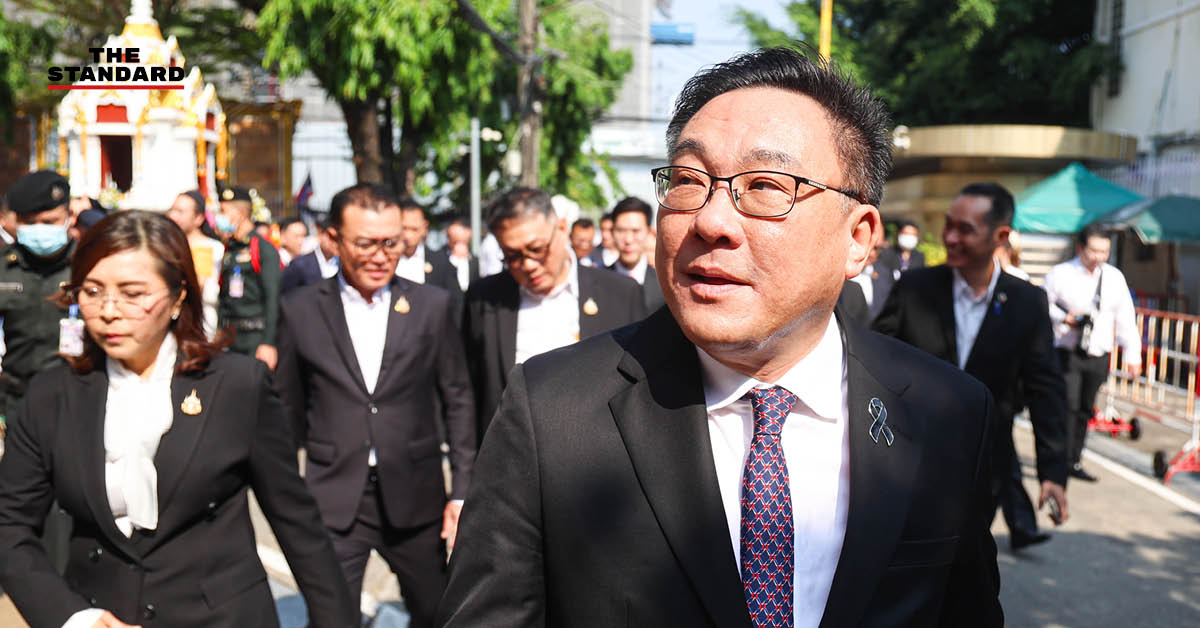 จุลพันธ์ อมรวิวัฒน์ รัฐมนตรีว่าการกระทรวงแรงงาน กำลังให้สัมภาษณ์