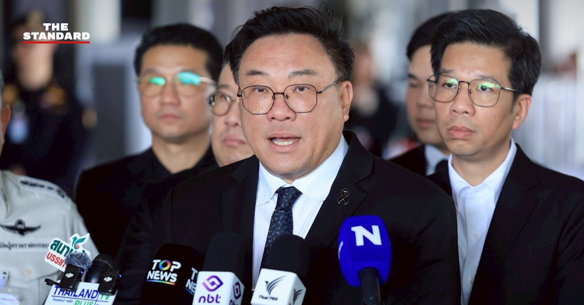 จุลพันธ์ อมรวิวัฒน์ รัฐมนตรีว่าการกระทรวงแรงงาน กำลังให้สัมภาษณ์เกี่ยวกับบอร์ดประกันสังคม