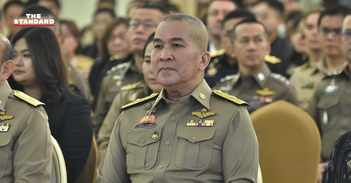 พล.ต.ท. รุทธพล เนาวรัตน์ รัฐมนตรีว่าการกระทรวงยุติธรรม กำลังให้สัมภาษณ์สื่อมวลชน