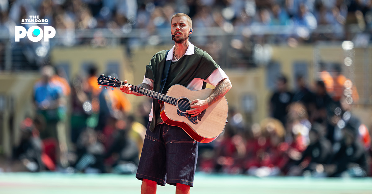 Justin Bieber กำลังแสดงบนเวทีพร้อมกีตาร์ในงาน FIFA World Cup