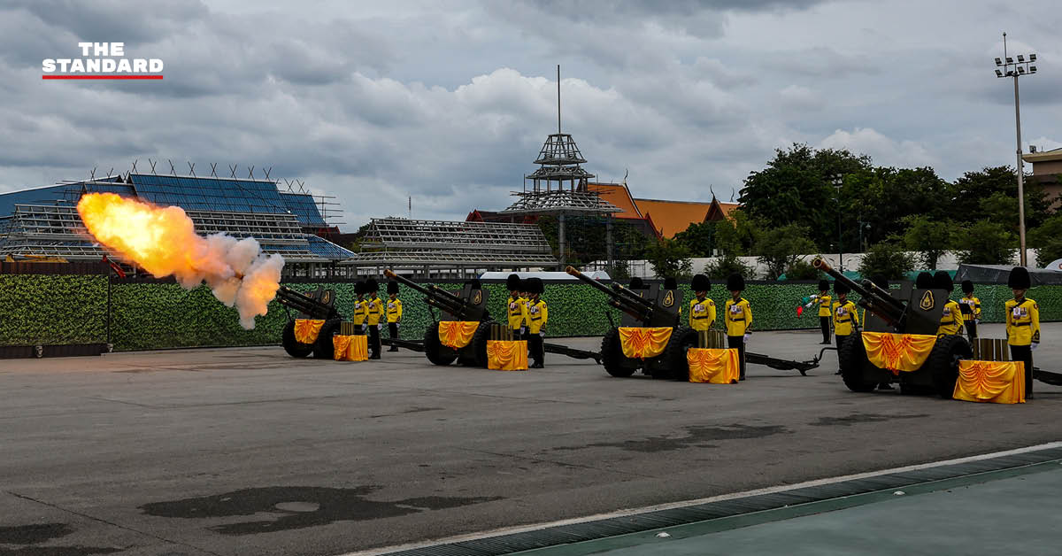 ทหารปืนใหญ่ยิงสลุตหลวง 21 นัด เฉลิมพระเกียรติในหลวง ร.10 ณ มณฑลพิธีท้องสนามหลวง
