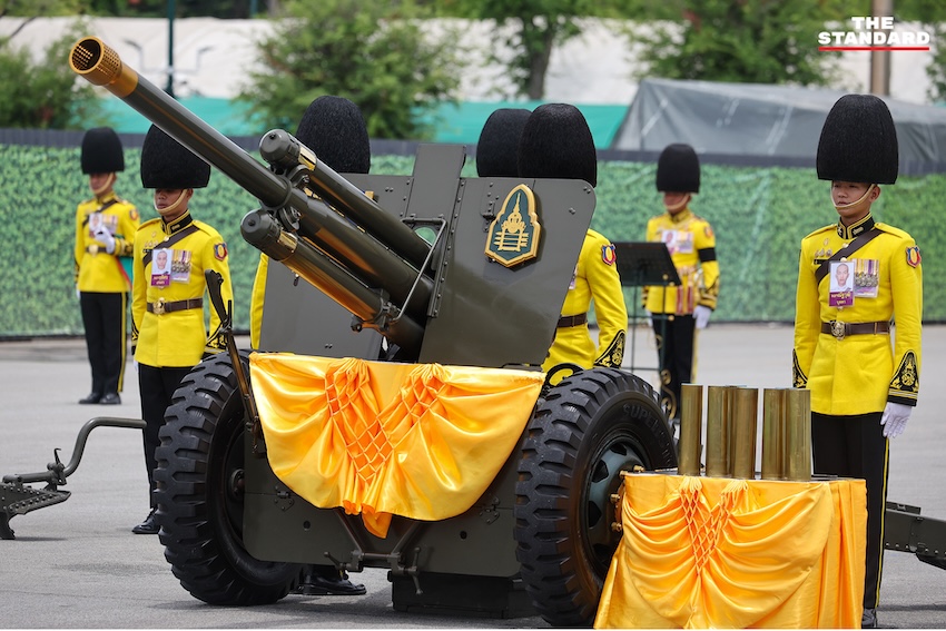 ทหารปืนใหญ่ยิงสลุตหลวง 21 นัด เฉลิมพระเกียรติในหลวง ร.10 ณ มณฑลพิธีท้องสนามหลวง 5