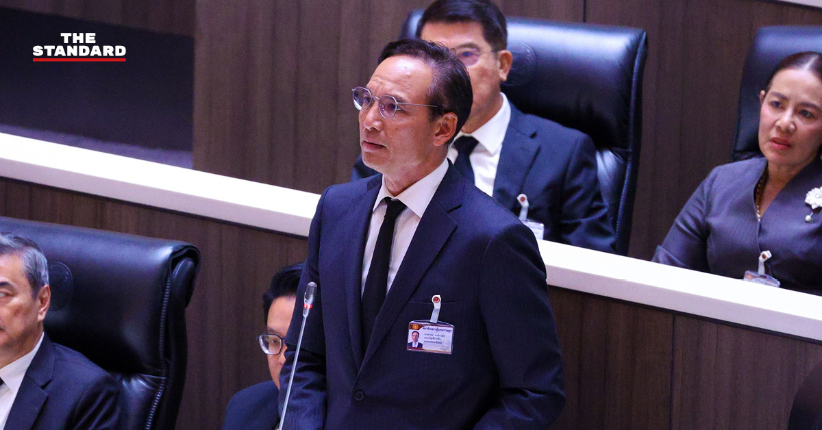 กรณ์ จาติกวณิช กำลังอภิปรายในที่ประชุมสภาผู้แทนราษฎร
