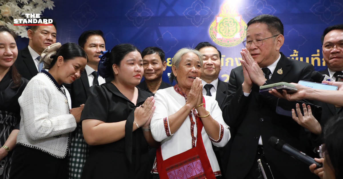 ภาพครูนิ่มรับข้อเสนอคืนถิ่นสอนฟิสิกส์