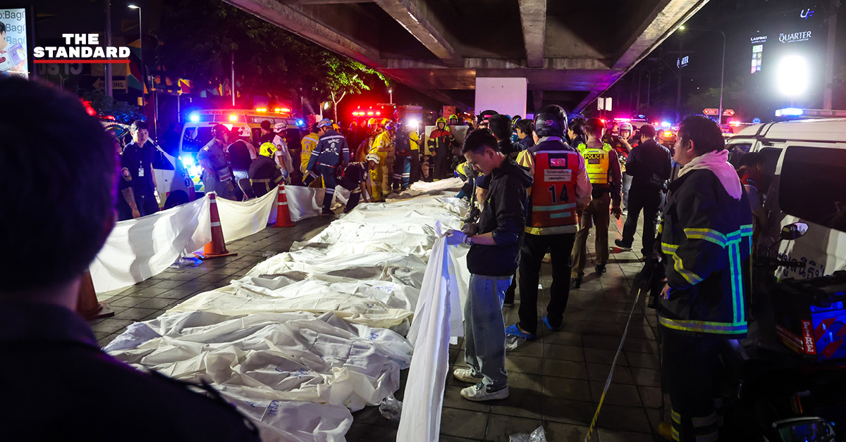 ภาพเจ้าหน้าที่กู้ภัยและรถดับเพลิงบริเวณซอยลาดพร้าว 1 หลังเกิดเหตุเพลิงไหม้ร้านอาหาร