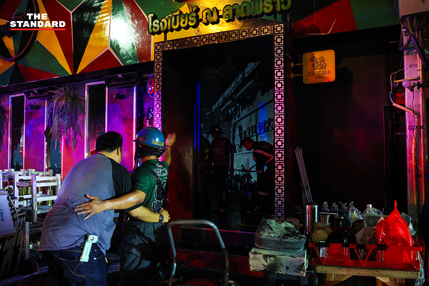 ภาพความเสียหายและเจ้าหน้าที่กู้ภัยหลังเหตุเพลิงไหม้ลาดพร้าวซอย 1 1