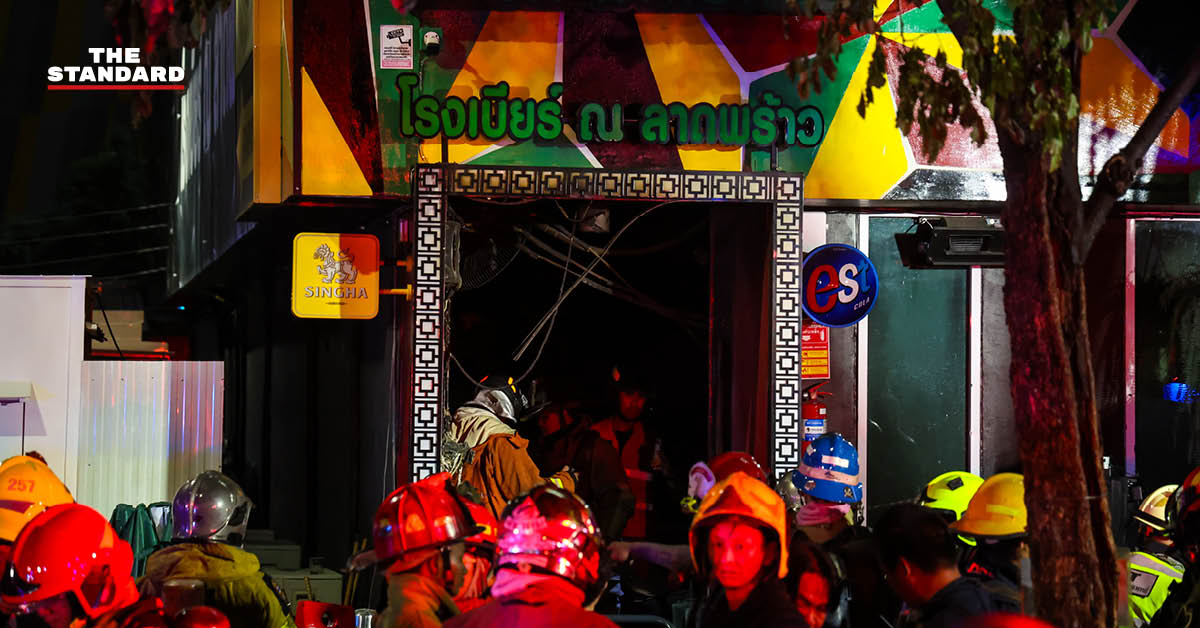 ภาพมุมสูงเหตุเพลิงไหม้ร้านอาหารย่านลาดพร้าว มีควันและซากปรักหักพัง